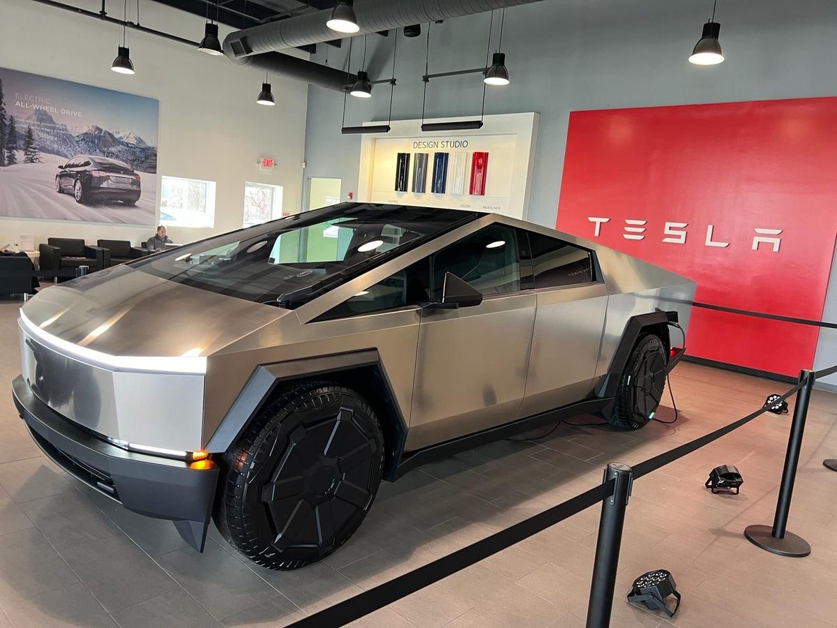 Tesla Cybertruck All-Wheel Drive (AWD)